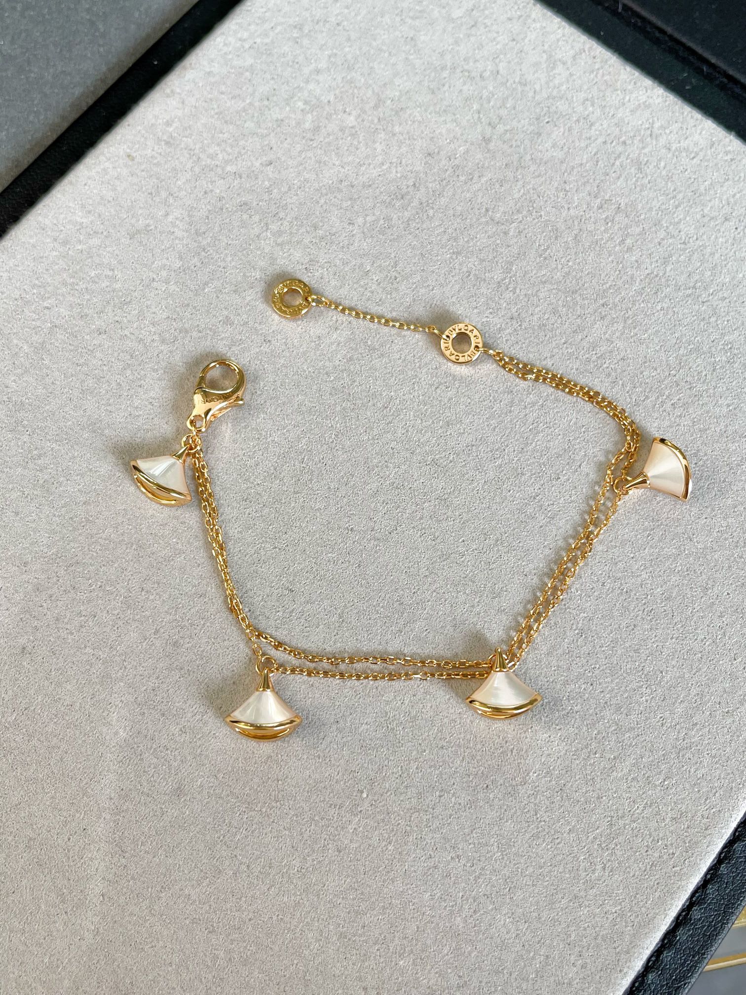 BVL 4 MOTIF GOLD DIVA DREAM BRACELET
