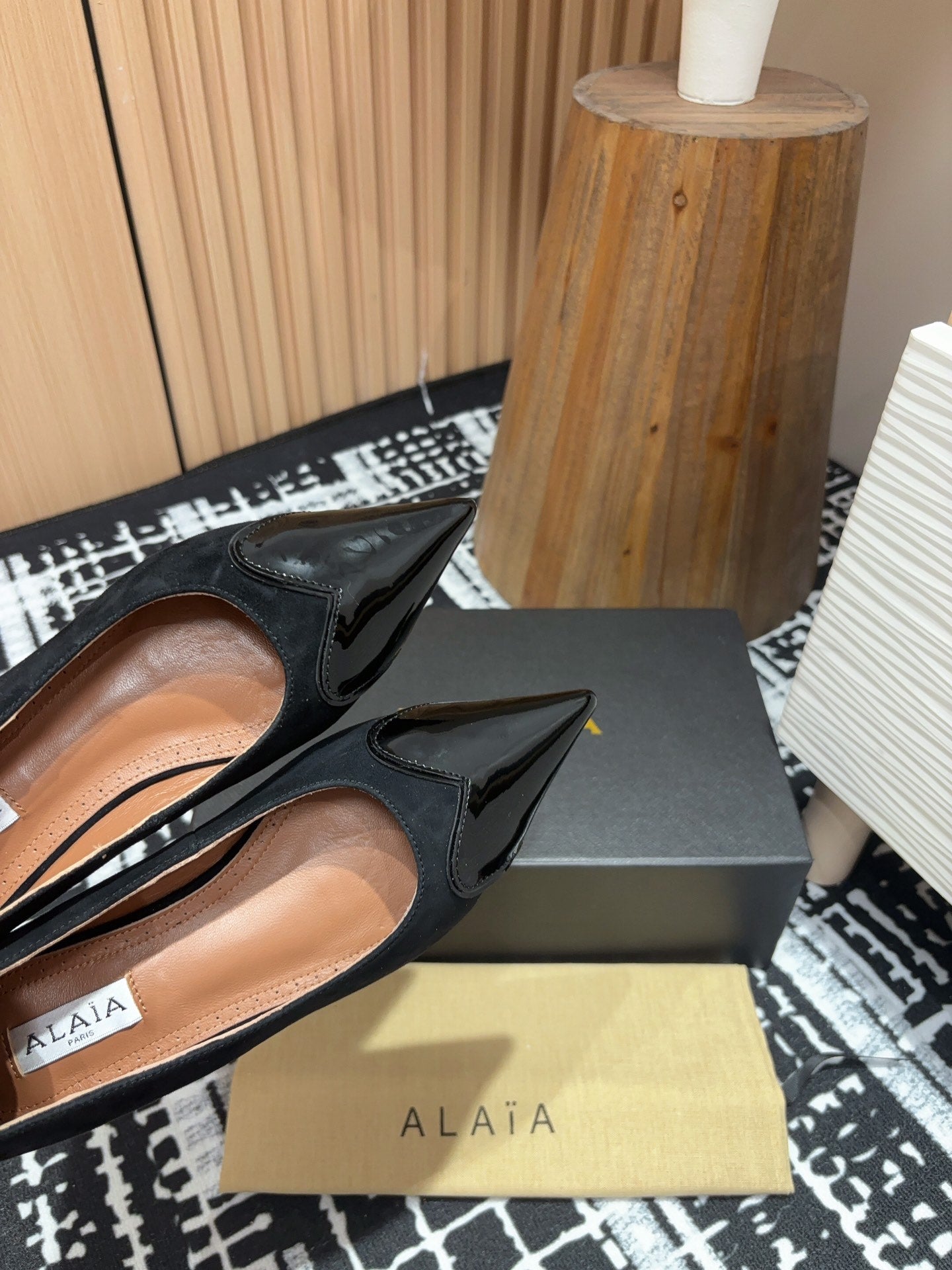 Alaila Ballerina Flats Coeur In Black Suede 933070