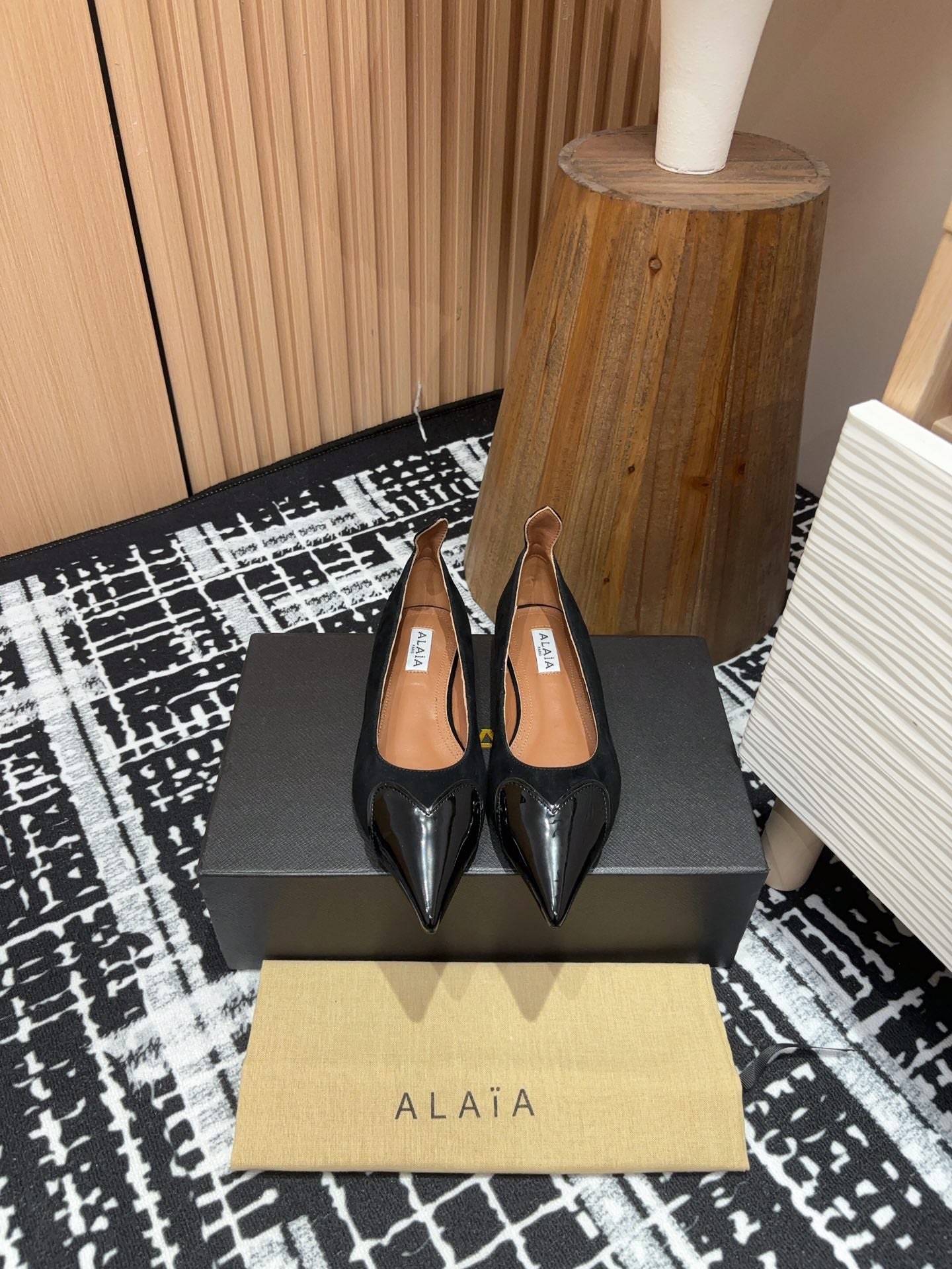 Alaila Ballerina Flats Coeur In Black Suede 933070