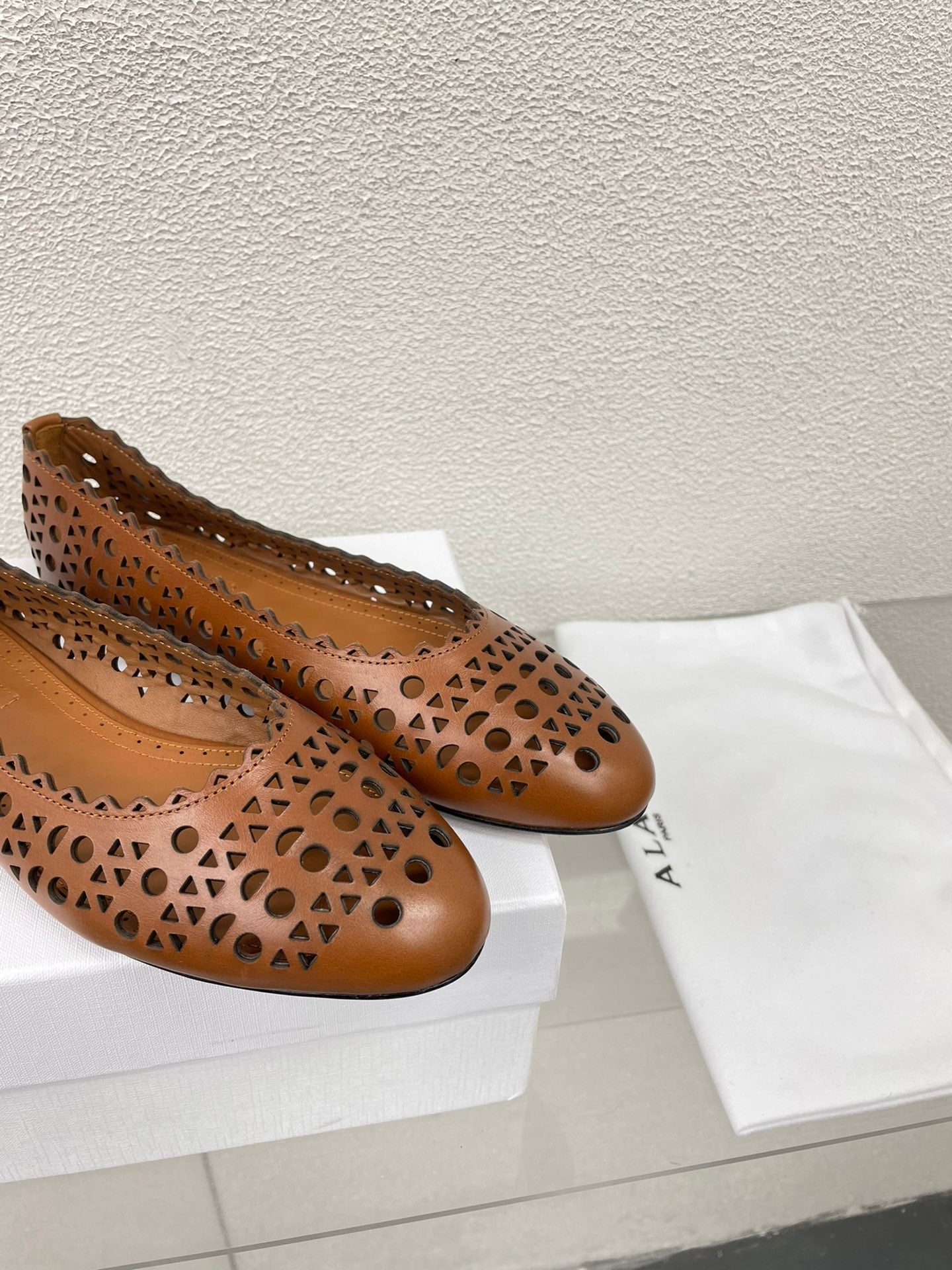ALAIA BALLET FLAT IN CARAMEL BROWN MESH LAMBSKIN